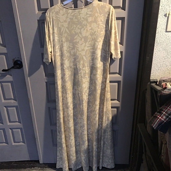 Preston & York Maxi Dress SzL Silky Lt Yellow Short Sleeves Flare Skirt V Neck - Picture 2 of 8